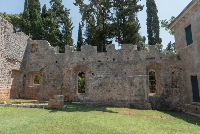 Lokrum samostanski-kompleks