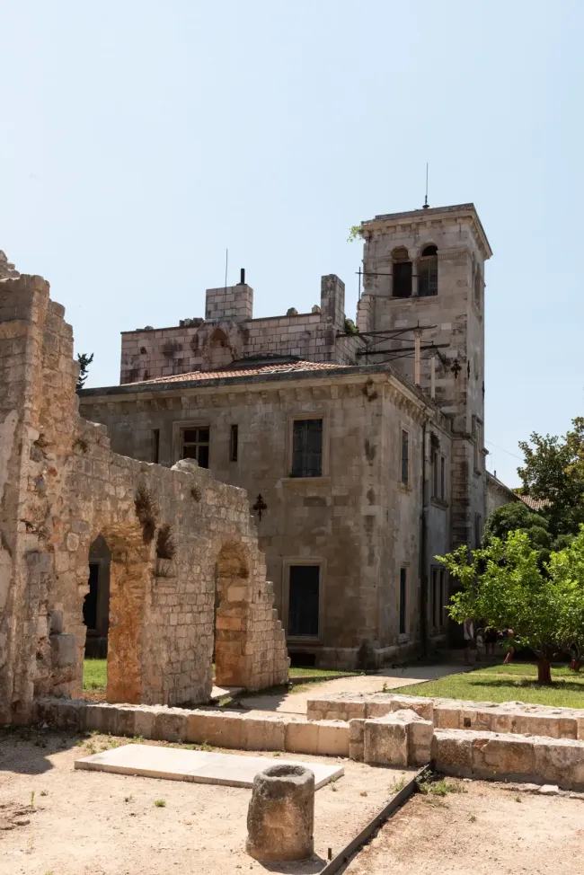 Lokrum samostanski-kompleks