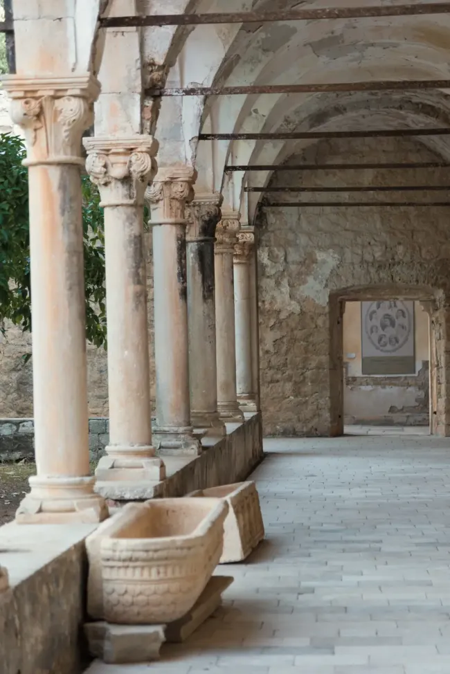 Lokrum samostanski-kompleks